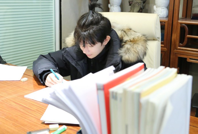 006VXJ2Aly1fmbl7747l0j31w01a3hdv