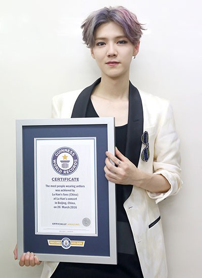LuHan-with-certificate-for-largest-gathering-of-people-wearing-antlers_tcm25-423026