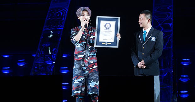 LuHun-and-adjudicator-Largest-gathering-of-people-wearing-antlers_tcm25-422534