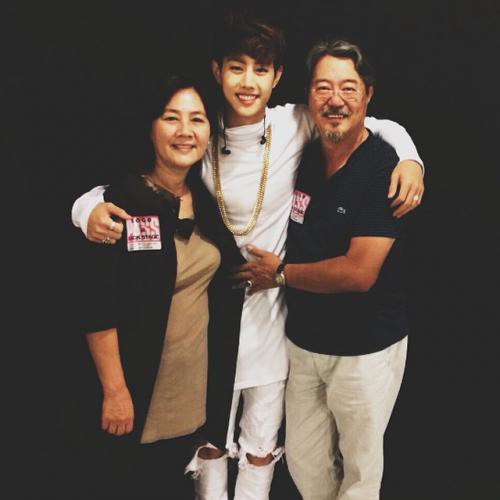 43539_mark-tuan-with-parents