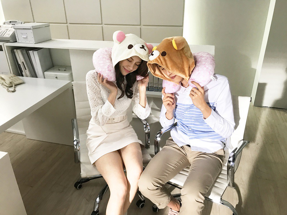 「限量連帽式U型頸枕」適合午睡休憩使用,可愛又實用。