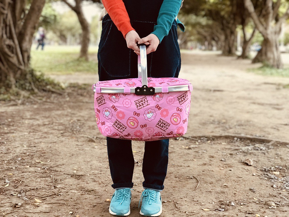 3月26日起至Mister Donut 消費加388元，即可換購三麗鷗春遊野餐籃