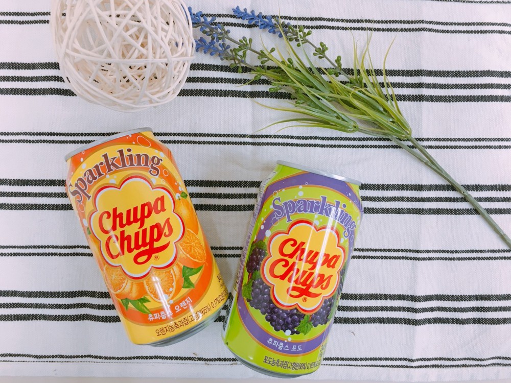 今年首度導入「加倍佳汽水」,推出柳橙及葡萄口味熟悉的雛菊形花紋瓶身,經典包裝勢必將掀起一波洗版熱潮。 (1)