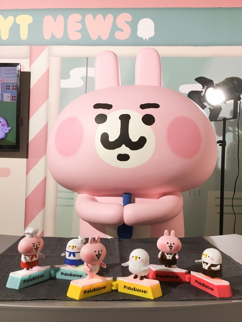 限量閃光抱抱公仔共6款,底座還會發光,攝於卡娜赫拉的愜意小鎮展場