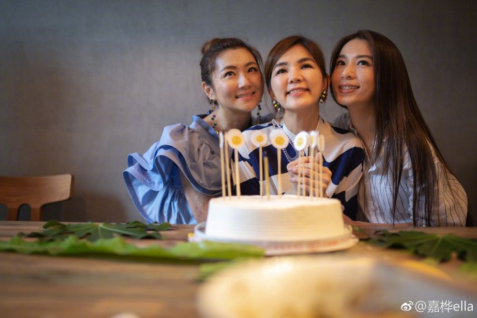 6862dba7gy1fsfd9e1wq3j23vc2kwu14