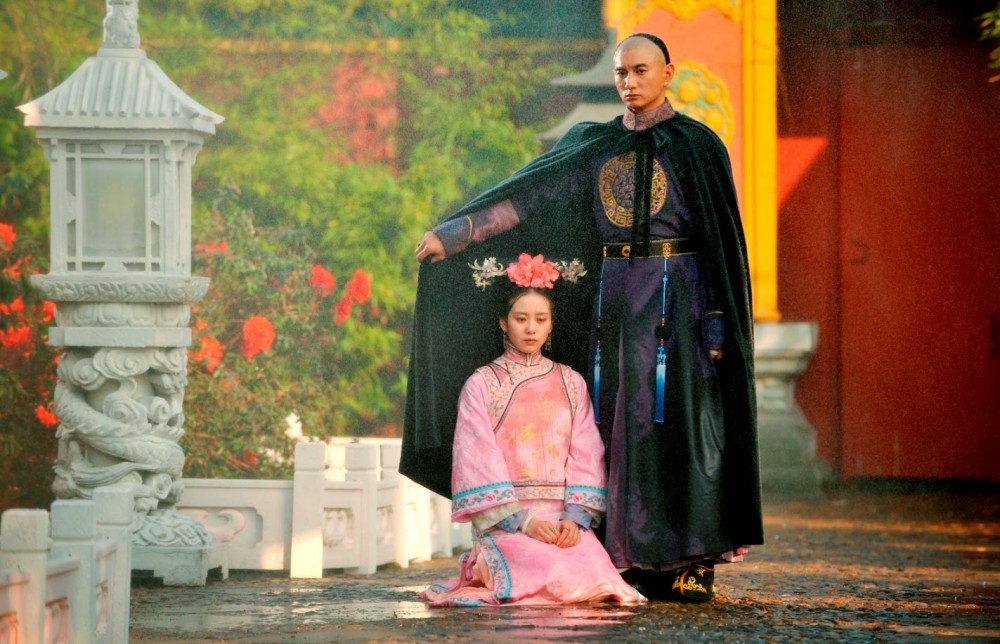 《步步驚心》中的經典 場景穿越時空，在《步步驚情》呼應兩人的前世情緣，劇中戲服也即將來台展出。