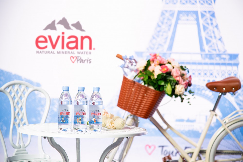 【圖4】evianR推出Love Paris三款限定版瓶身,重現巴黎經典地標:艾菲爾鐵塔,凱旋門和巴黎聖母院,預計全球再掀一波收藏熱潮。(2)