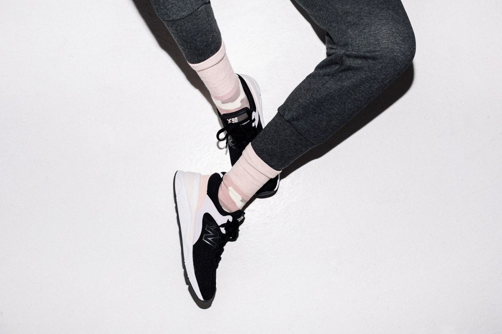 【New Balance】黑、米二款內外側和鞋底皆以粉紅、粉綠和粉紫層次相連