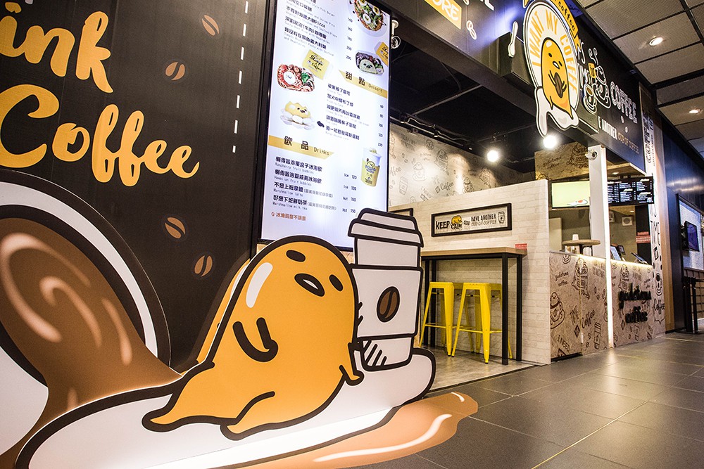 史上最軟萌的蛋黃哥懶洋洋登場！位於咖啡廳入口處就可以看到蛋黃哥慵懶的躺在打翻的咖啡中