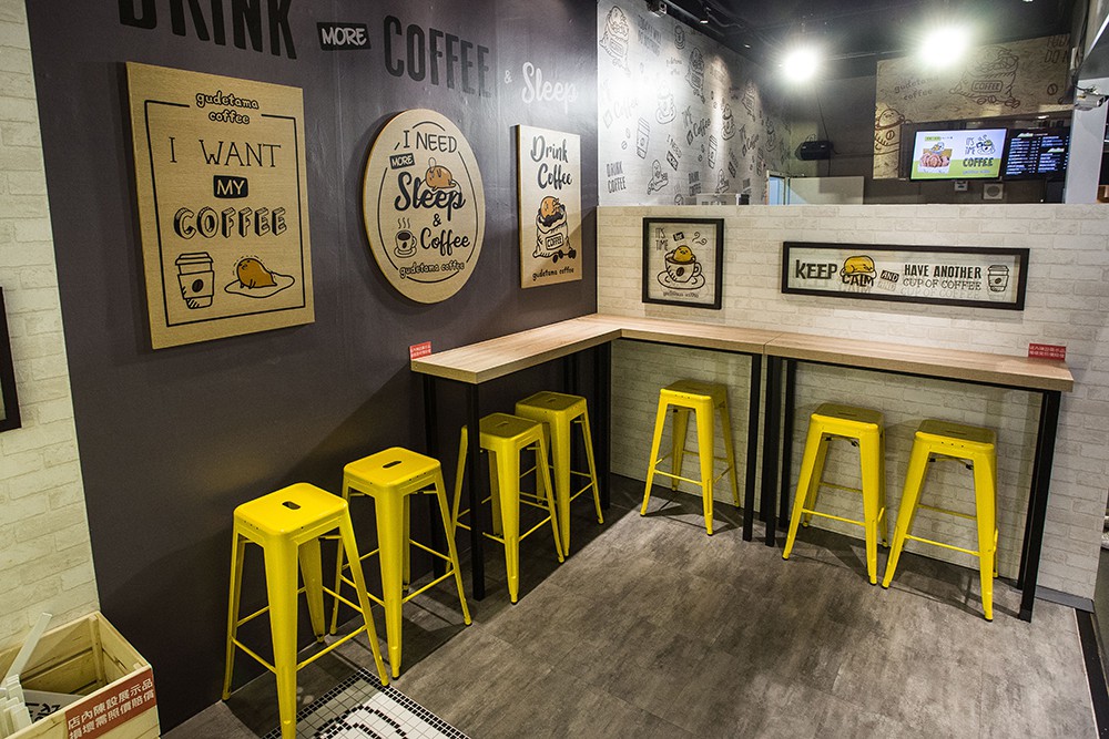 在等待外帶咖啡的同時，快拿起手機與不想上班的蛋黃哥來張自拍吧！期待蛋黃哥做出來的咖啡會不會只有半杯呢？