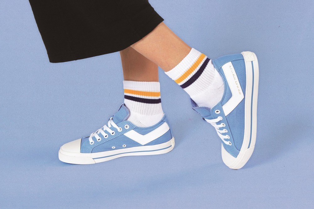 天真廣闊的「小孩子藍」帆布鞋