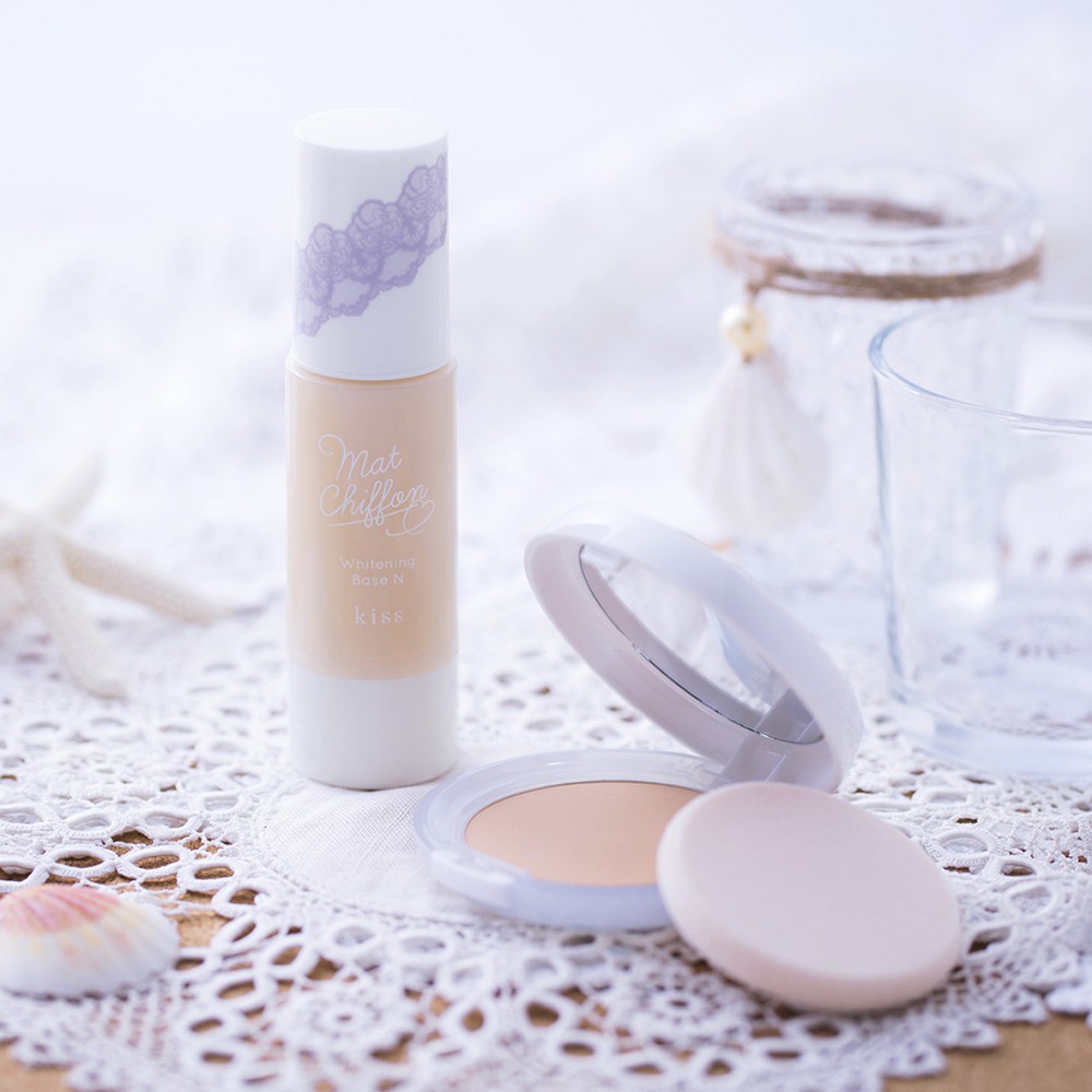 (左)kiss裸紗透白系列隔離霜 SPF26 PA++，(右) kiss裸紗透白防曬粉餅 SPF50+ PA++++