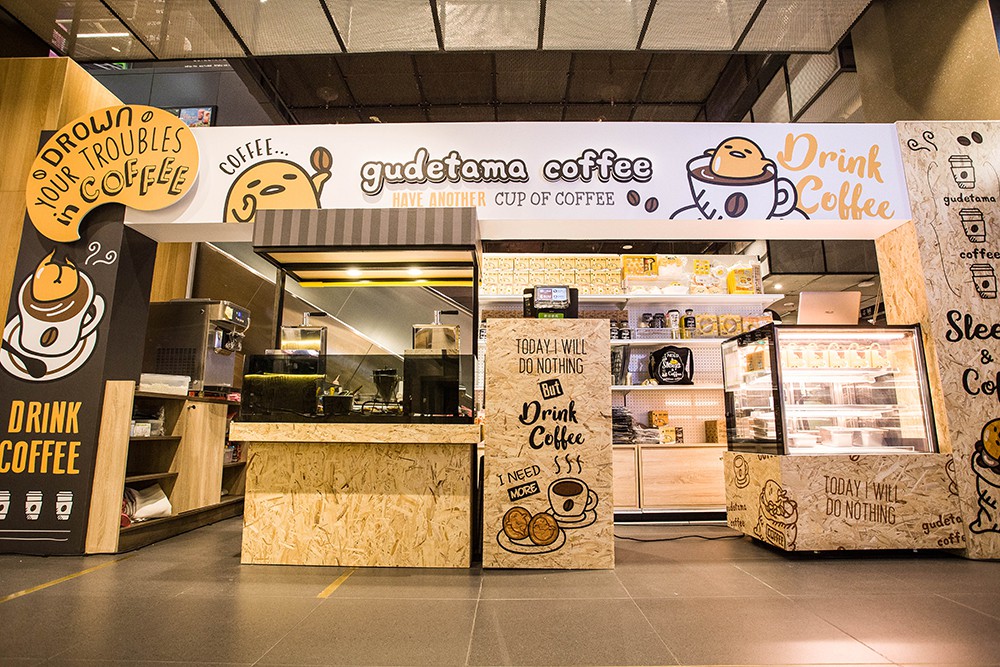 買完咖啡後來逛逛蛋黃哥週邊商品區吧！還有超懶萌蛋黃哥造型人形燒，共有三種口味哦！快來跟蛋黃哥一起發懶吧！