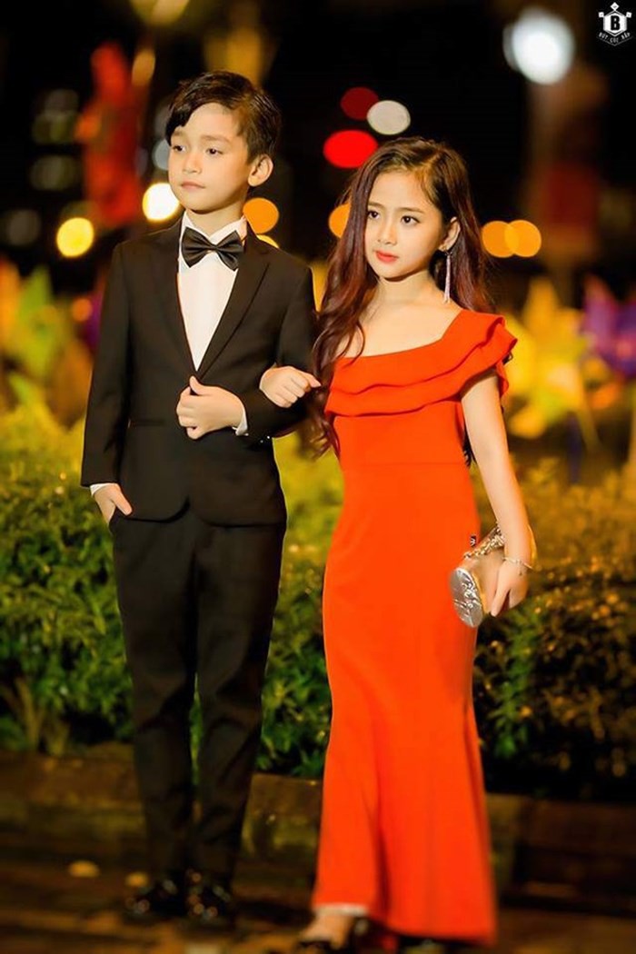 cap-doi-nhi-tai-hien-y-het-phien-ban-goc-tham-chi-con-ghi-diem-hon-boi-ve