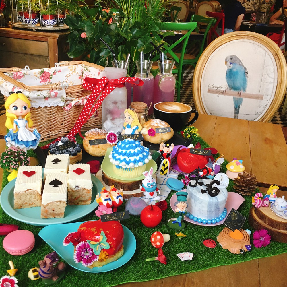 _eating_girl_36626593_475406022904579_7764384380981608448_n