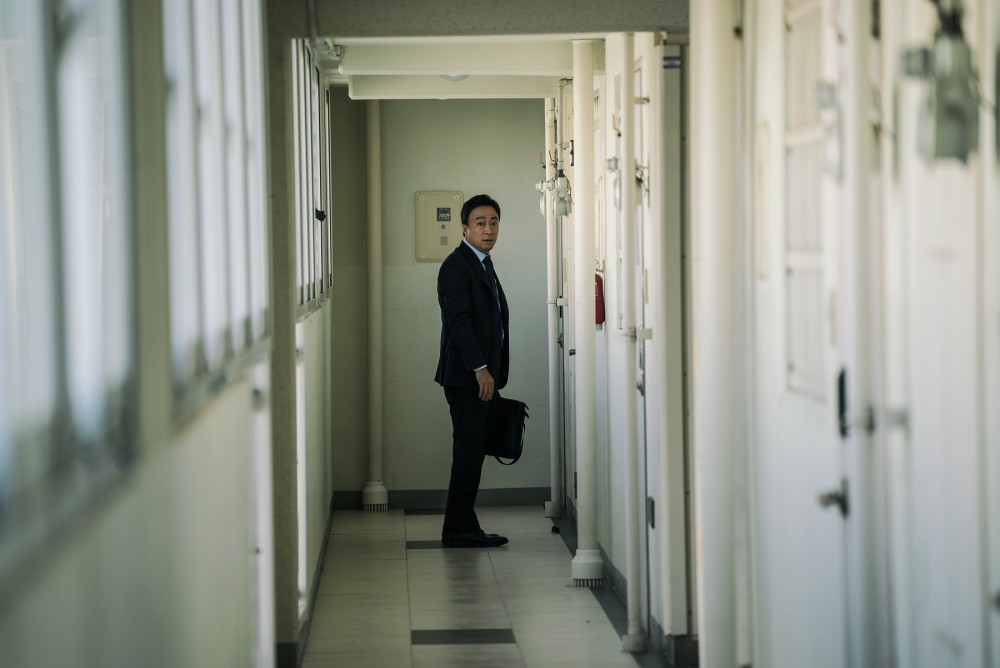 001【致命目擊】劇照_本片成為南韓票房黑馬，勇奪首週票房冠軍，圖為男主角李星民