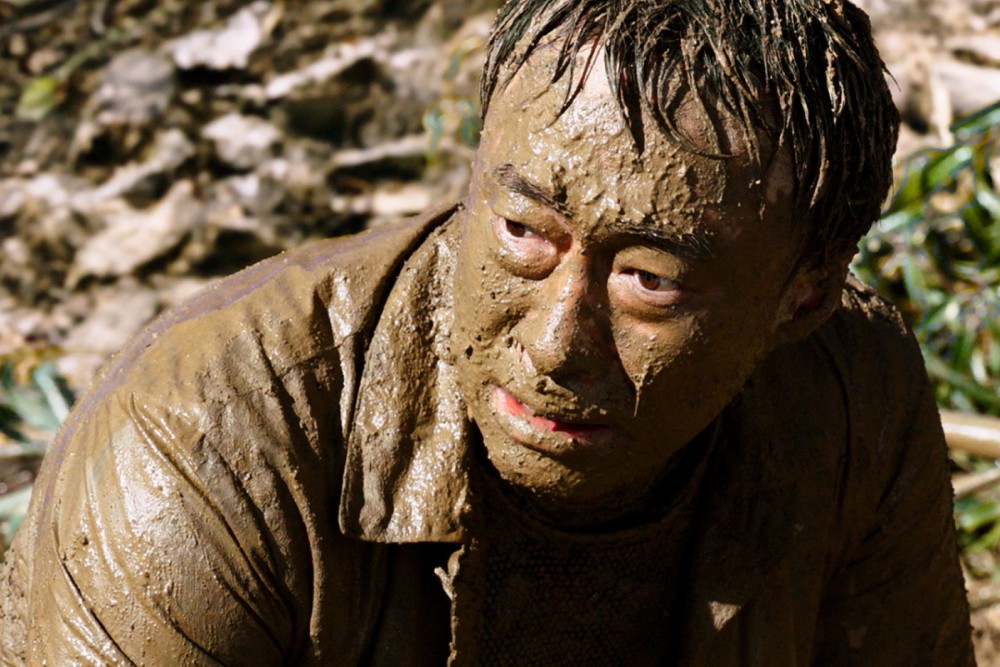 001【致命目擊】劇照_李星民為戲被土石流掩埋，還差點凍到在泥巴裡失溫昏迷