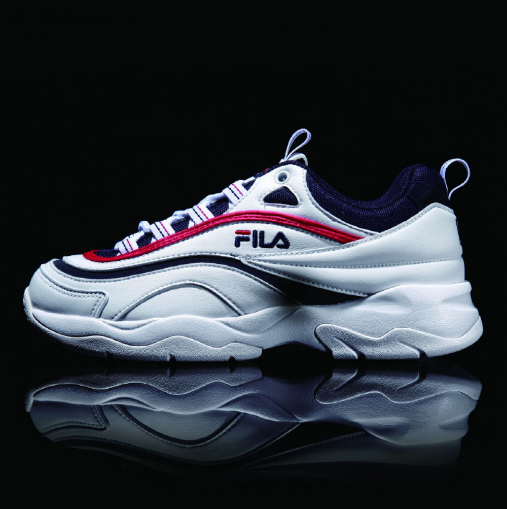 全白色彩加上流線條紋點綴 搭配多色線條與霓虹變化搭配 呈現多變運動復古感FILA RAY