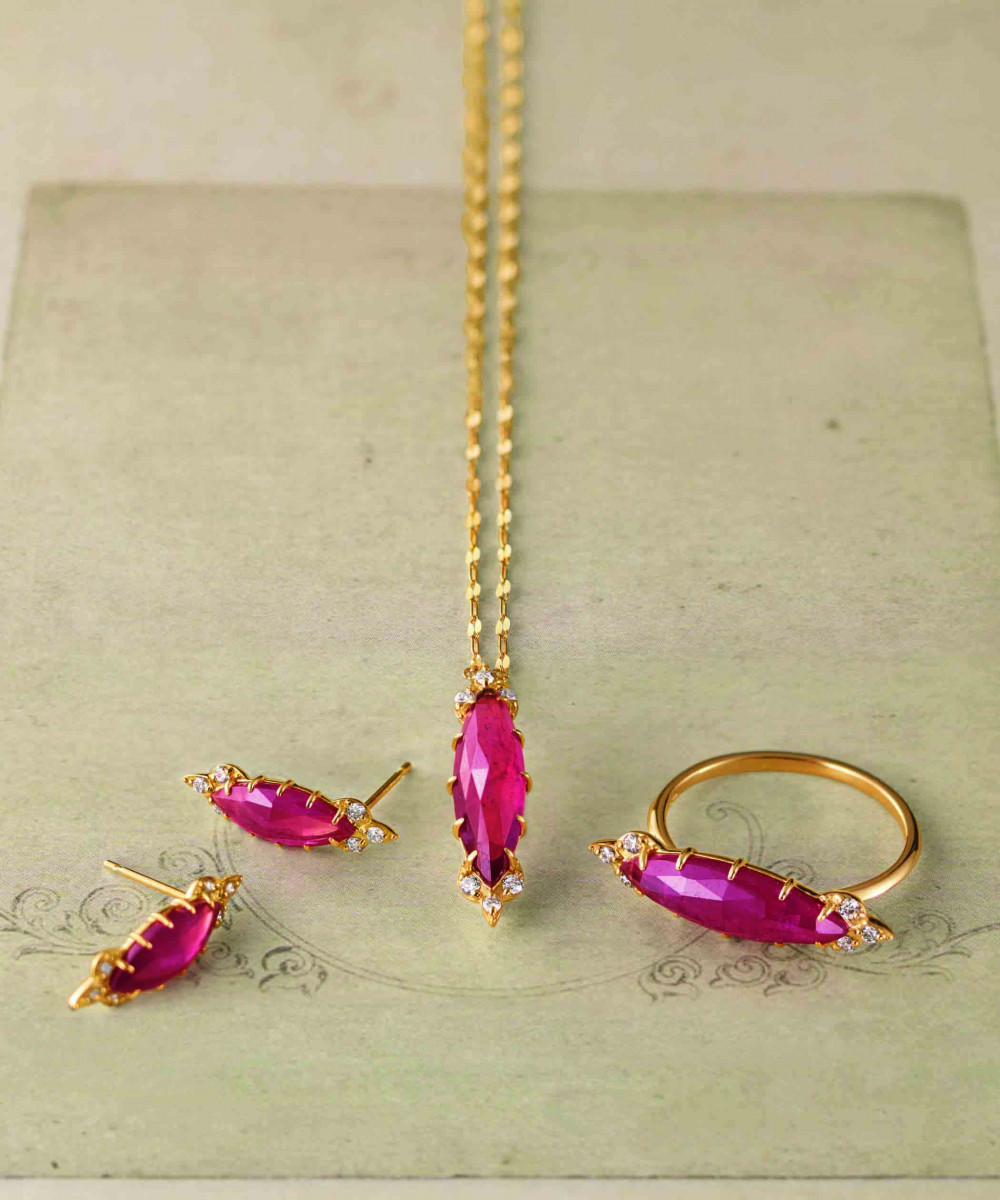 形象圖 忠孝旗艦門市限定 耳針(左)$29700 項鍊(中)$39600 戒指(右)$37600