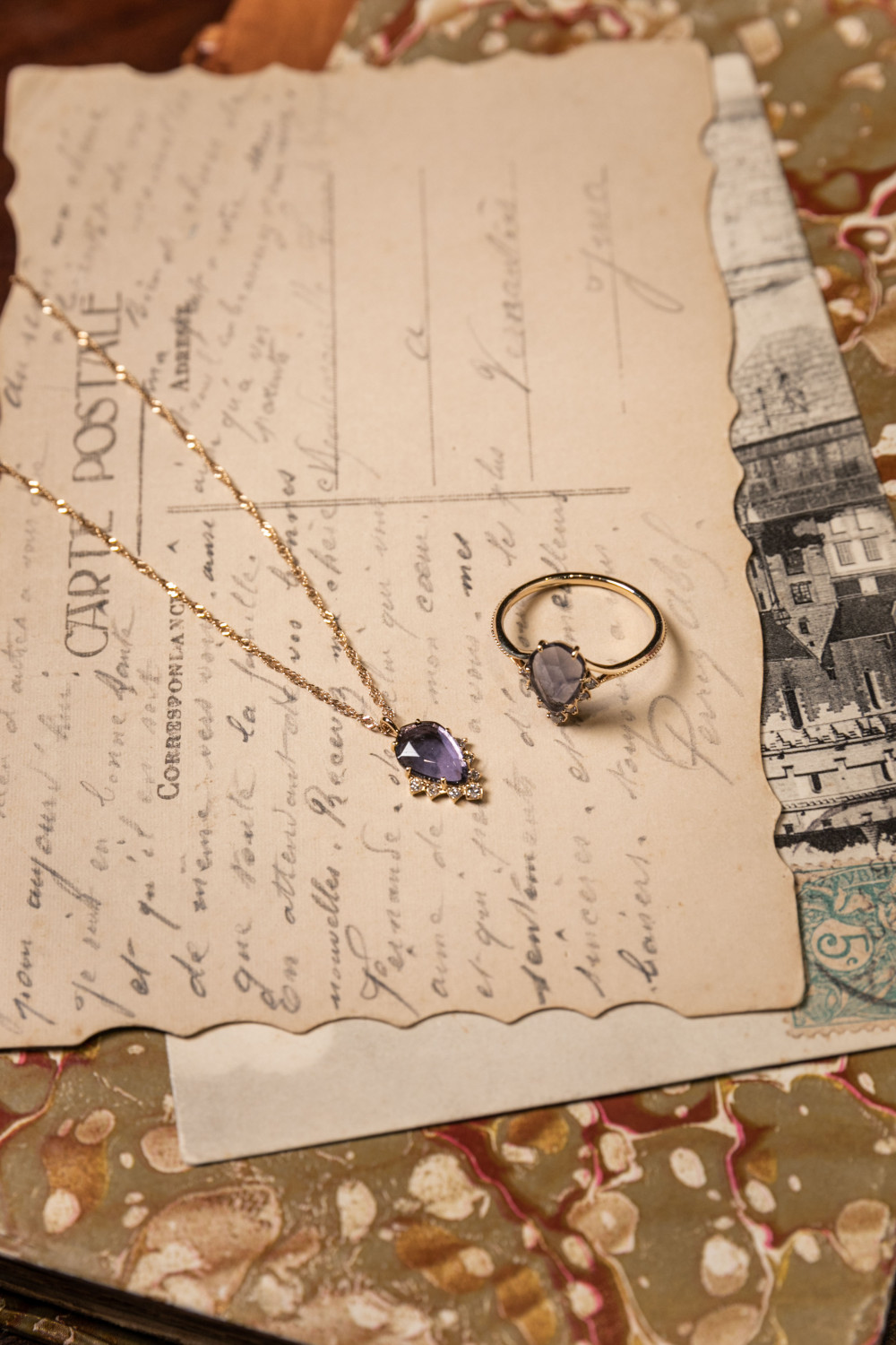 忠孝旗艦門市限定戒指(右)$25700 項鍊(左)$26900