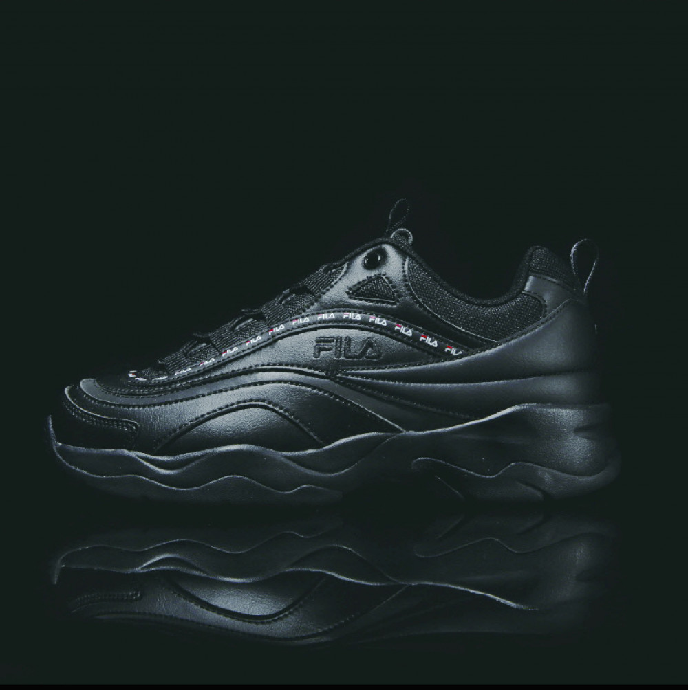 除了全白特色鞋款 本次FILA也推出暗黑款式FILA RAY