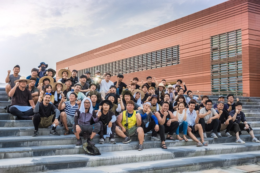 非賣品_新聞稿照01_馬東石 宋智孝 開心迎接殺青