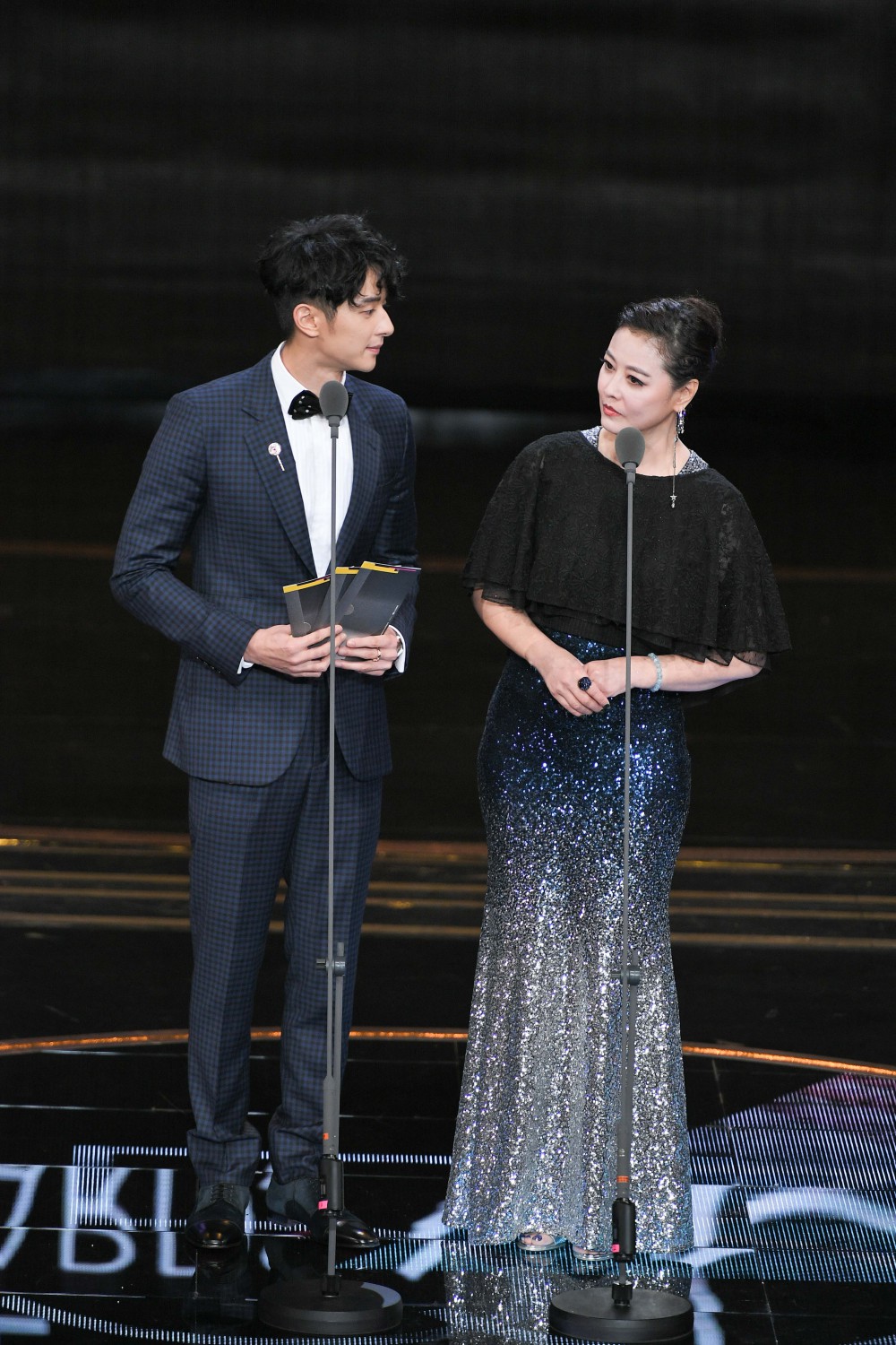 頒獎人 周海媚、張軒睿- (10 - 26)