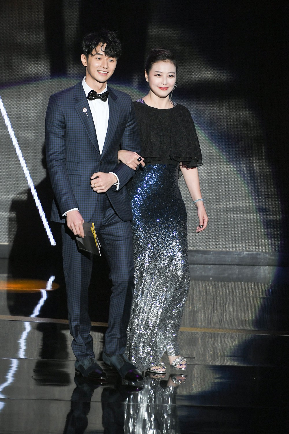 頒獎人 周海媚、張軒睿- (2 - 26)