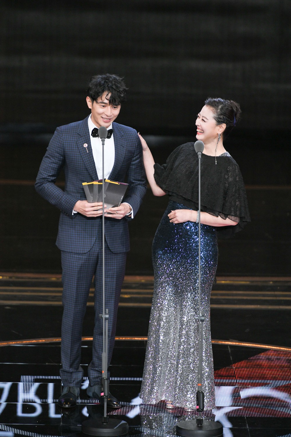 頒獎人 周海媚、張軒睿- (7 - 26)