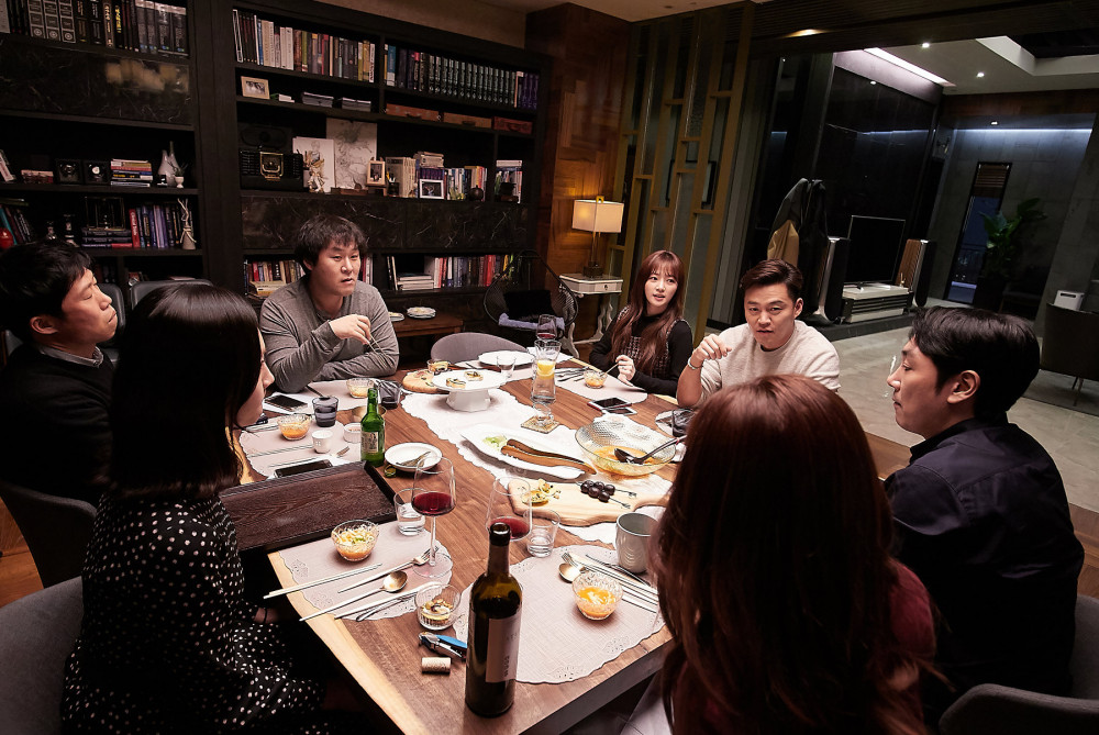 001【親密陌生人】劇照_本片以貼近生活卻超越想像的題材,以及壓倒性選角而在南韓掀起話題