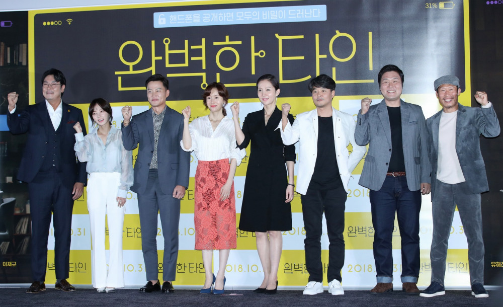 001【親密陌生人】活動照_本片昨日舉辦媒體試映會,左起趙震雄、松昰昀、李瑞鎮、金志秀、廉晶雅、導演李在奎、尹卿鎬、柳海真(本圖翻攝自網路)