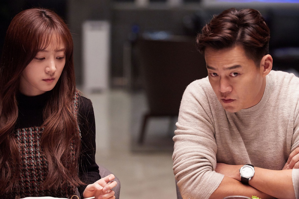 005【親密陌生人】劇照_李瑞鎮(右)與松昰昀(左)在片中飾演年齡差距頗大的夫妻