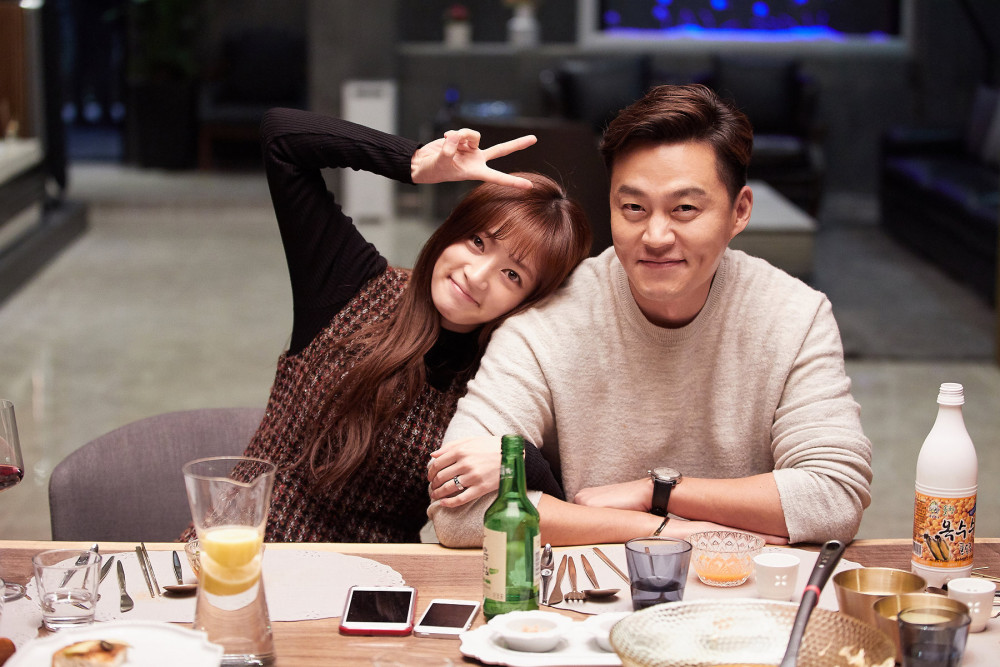 006【親密陌生人】工作照_李瑞鎮(右)與松昰昀(左)在片中飾演新婚夫妻