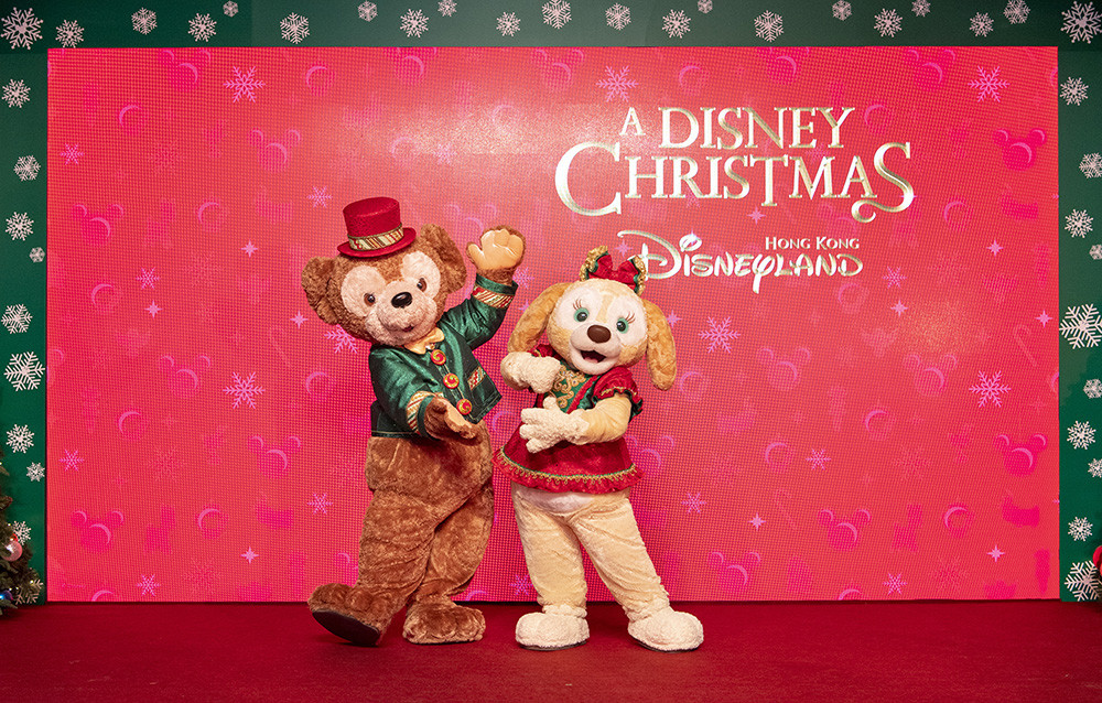 達菲與首次穿著聖誕裝扮的餅乾和大家會面