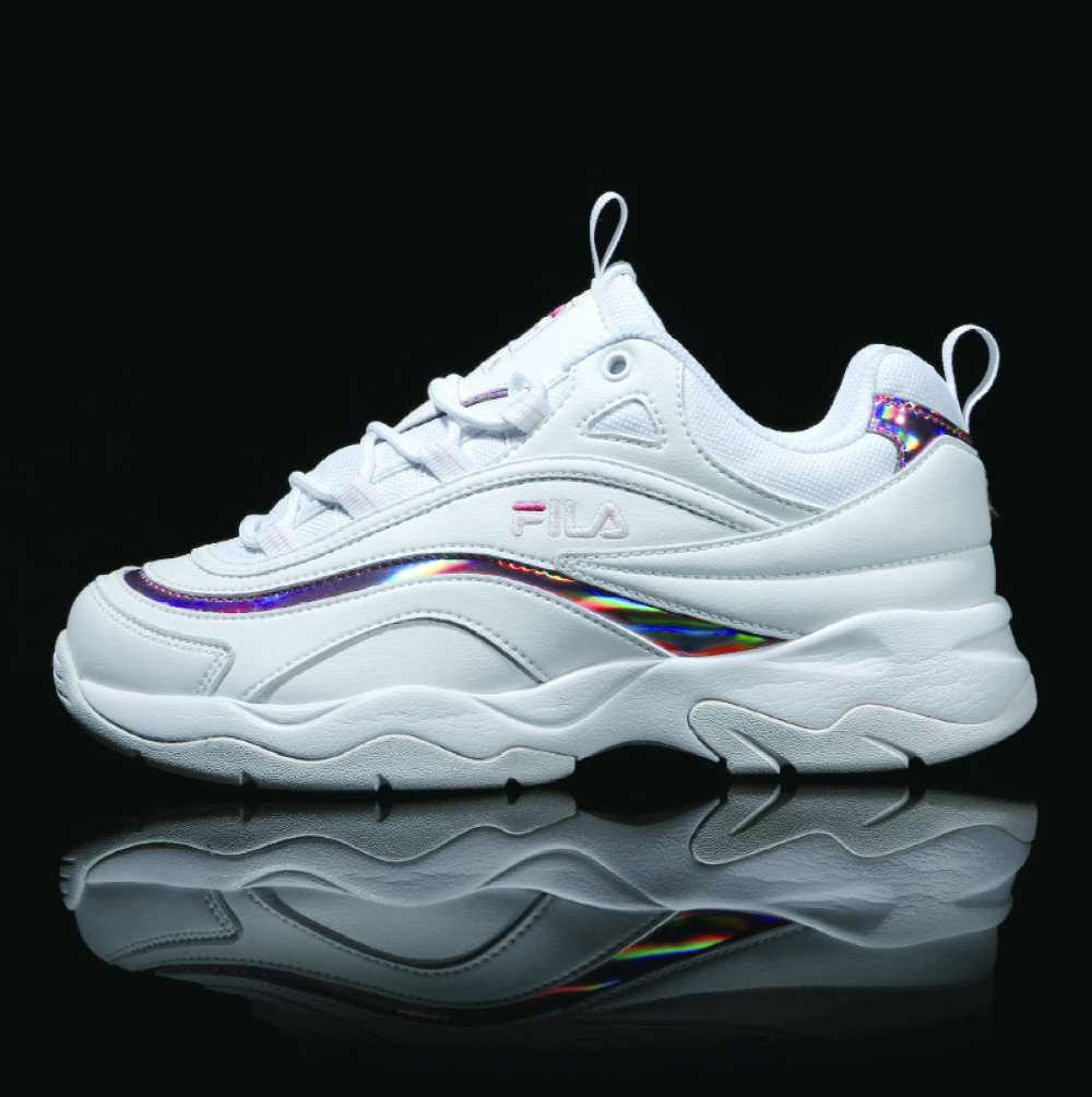FILA RAY本次以全白鞋款加上流線條紋點綴 搭配霓虹變化 展現冷調科技 (1)