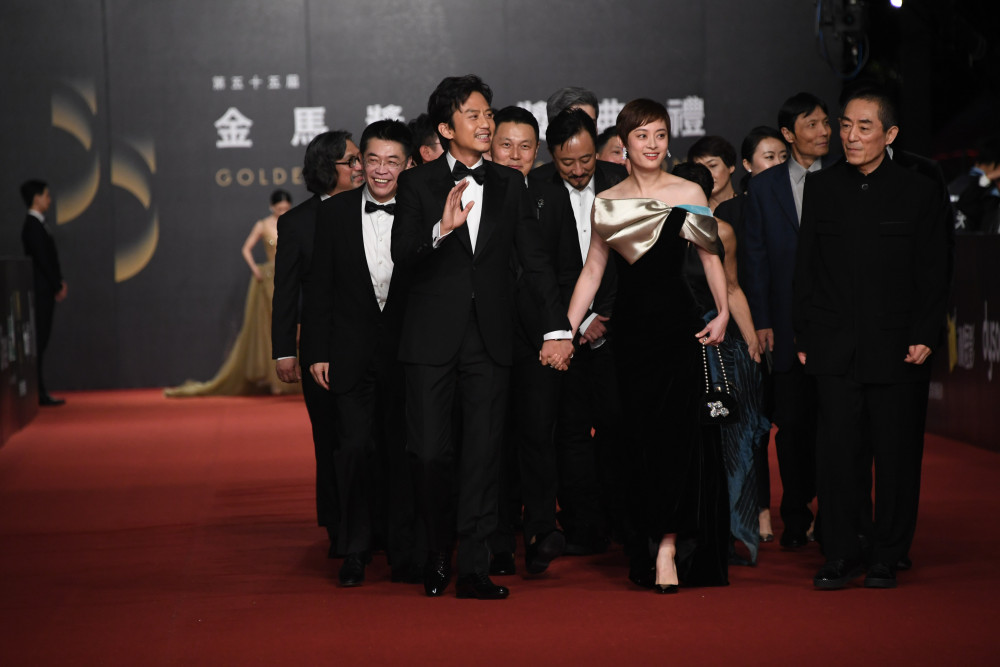 《影》張藝謀(導演)、鄧超(男主角)、孫儷(女主角)、李威(改編劇本)、趙小丁(攝影)、王星會(視覺效果)、馬光榮(美術)、陳敏正(造型)、谷軒昭(動作)、楊江趙楠(音效)、撈仔(音 (1)