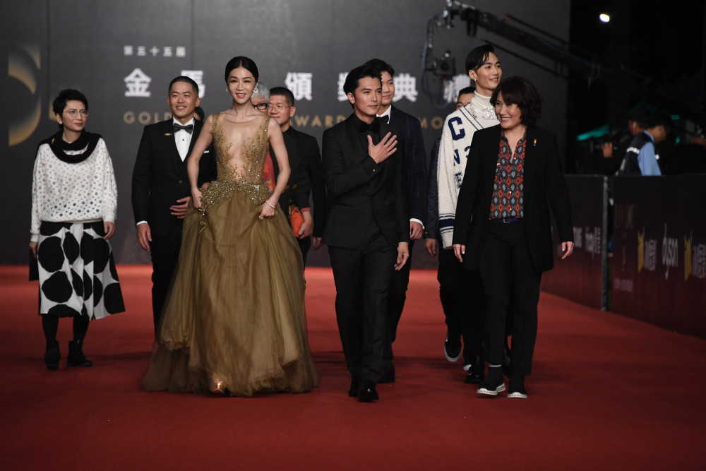 《誰先愛上他的》徐譽庭許智彥(新導演)、邱澤(男主角)、謝盈萱(女主角)、黃聖球(新演員)、呂蒔媛(原著劇本)、雷震卿(剪輯)、李英宏(歌曲)、高愛倫梁正群陳如山(演員)、 (2)