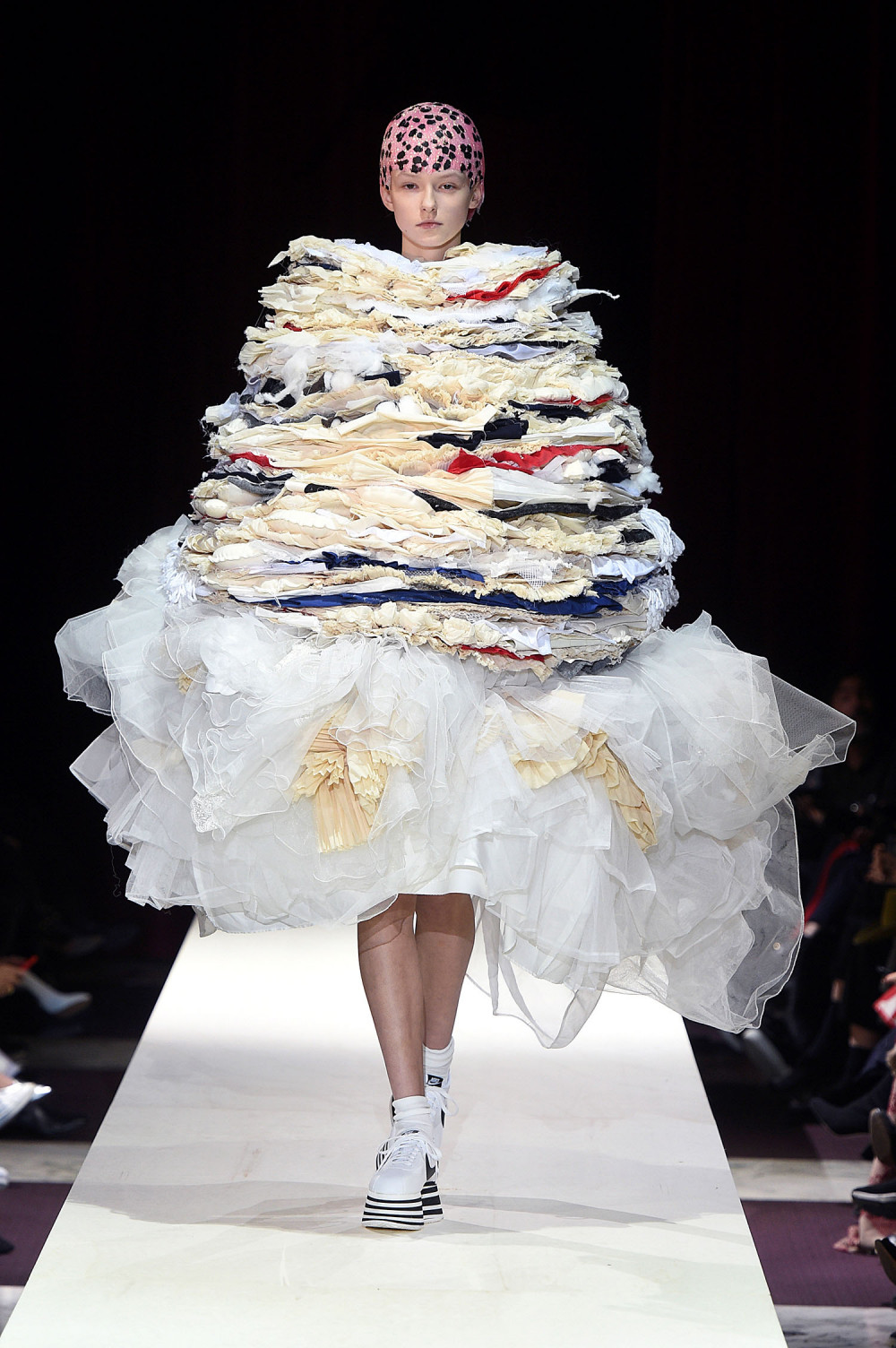 COMME des GARCONS x Nike Cortez最新聯名超厚底球鞋(白底千層),NT$24,800。(團團精品 )_秀場情境