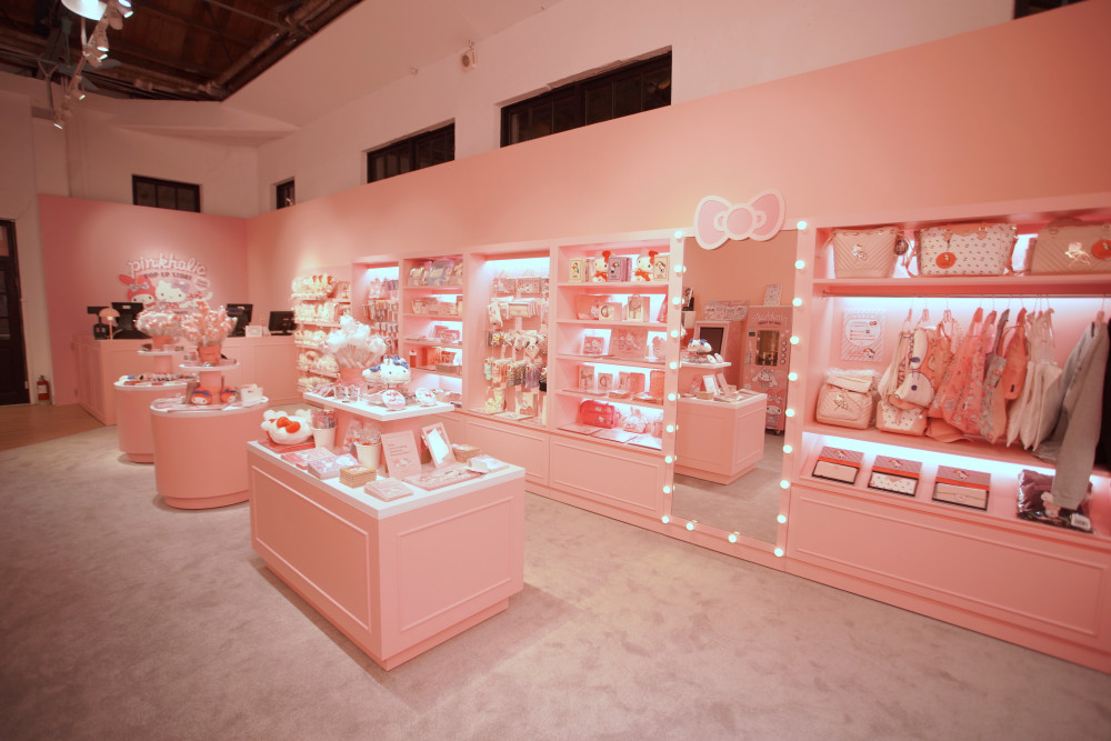 圖說：期間限定店販售粉紅圖素的Hello Kitty、美樂蒂、大耳狗，只有這裡買的到！