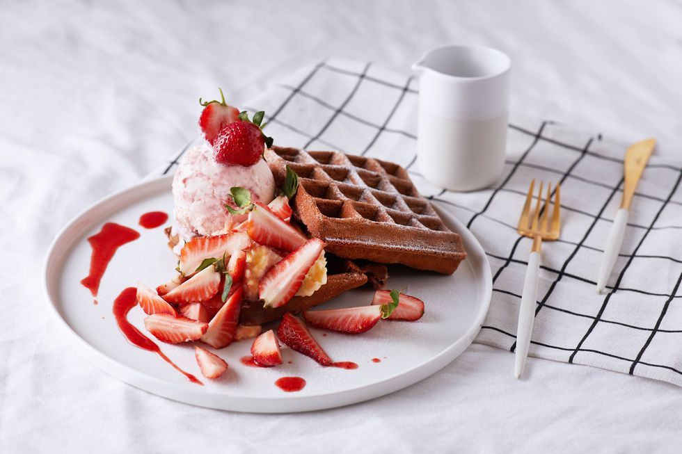 奎克咖啡草莓季形象圖-草莓卡士達格子鬆餅-1545216846