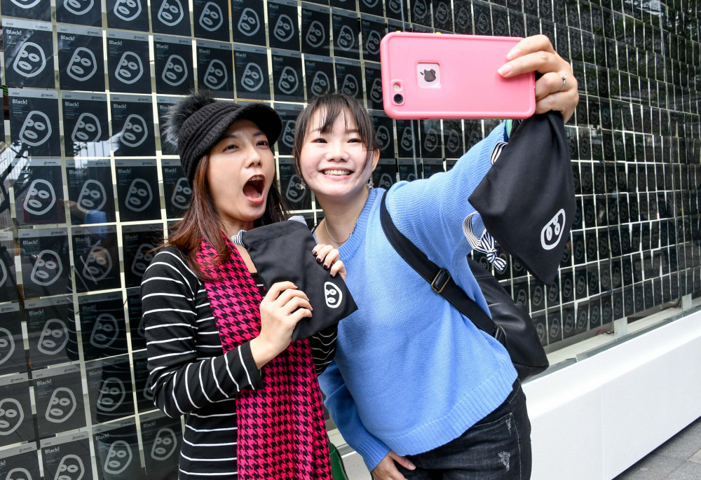 新聞照片三：提提研面膜告示牌有話想跟你「面對面」說，喊出通關密語「Hi！提提研」，告示牌將會翻出你的專屬問候！