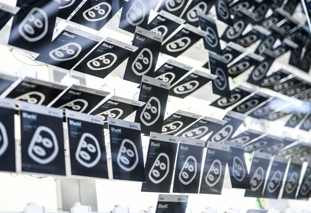 新聞照片二：國際級面膜專家提提研利用近千片獲獎「瞬白酷涼黑面膜」，打造最會說話的面膜告示牌，藉由翻牌傳遞祝福與美的小祕訣。