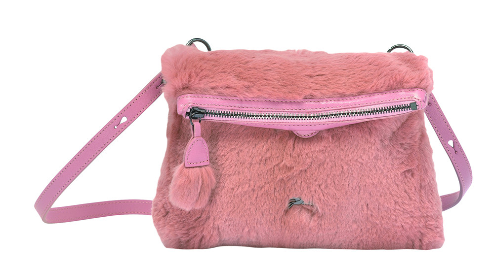 Give Me A Hug系列 斜揹袋(腮紅粉),後背包參考售價NT$10,700_L2087955A80