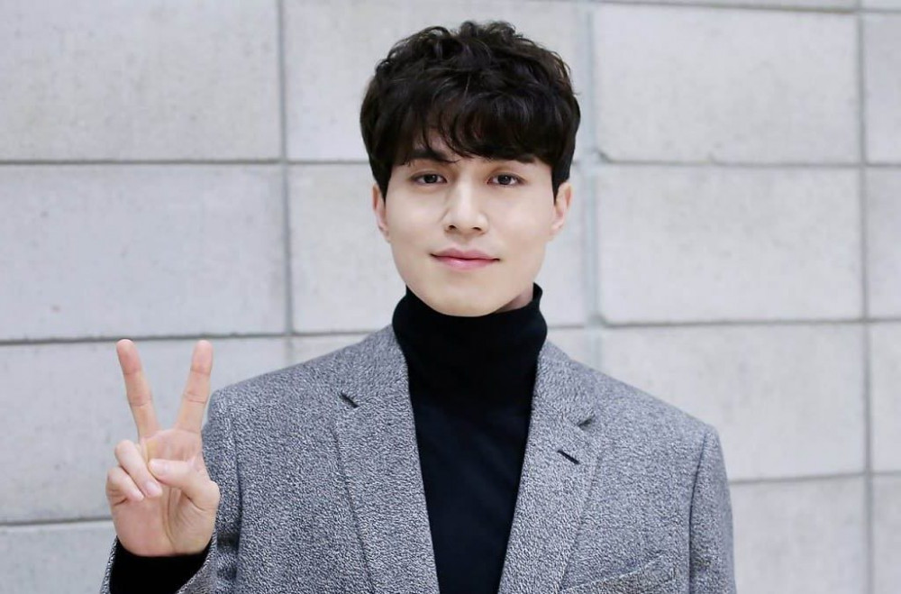 Lee-Dong-Wook-Peace-Sign-1024x675