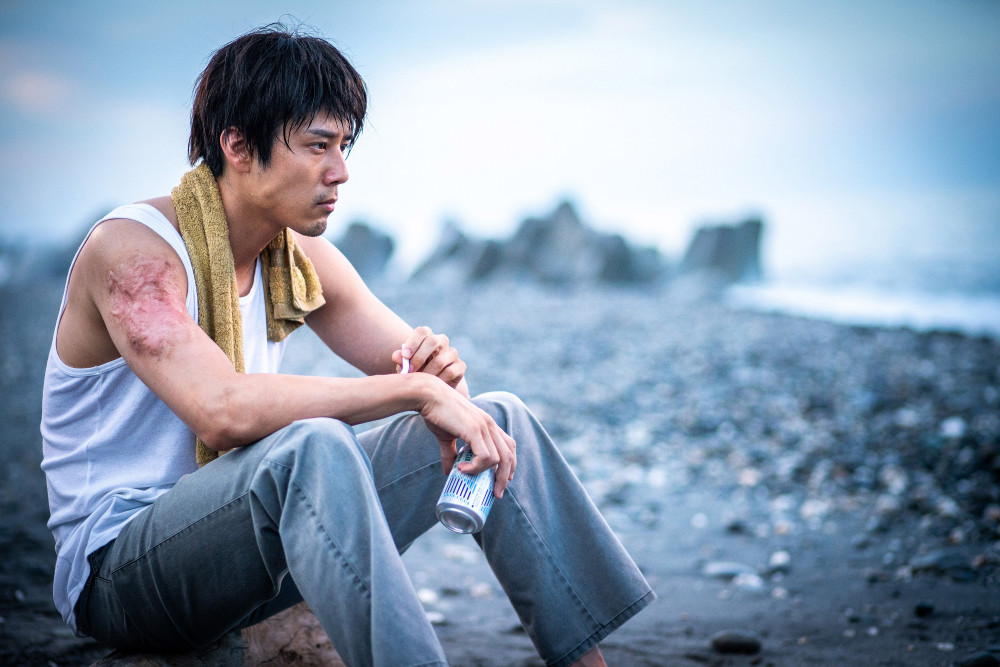 《寒單》胡宇威在正式預告中拿菸頭自殘，全新形象令影迷為之驚艷_想亮影藝提供