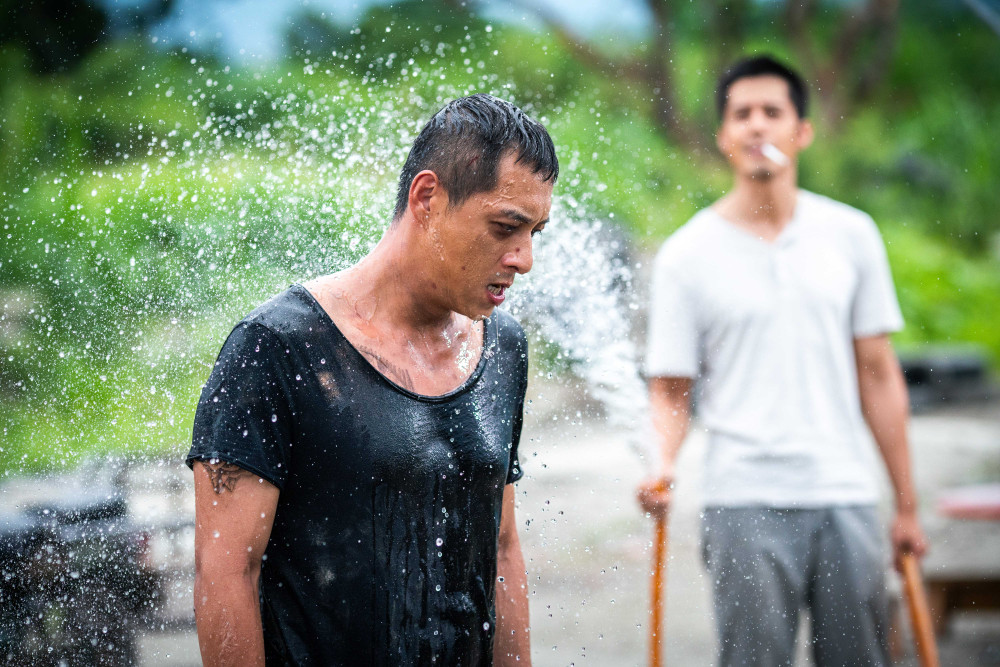 《寒單》鄭人碩(左)片中與胡宇威(右)兄弟情備受考驗_想亮影藝提供