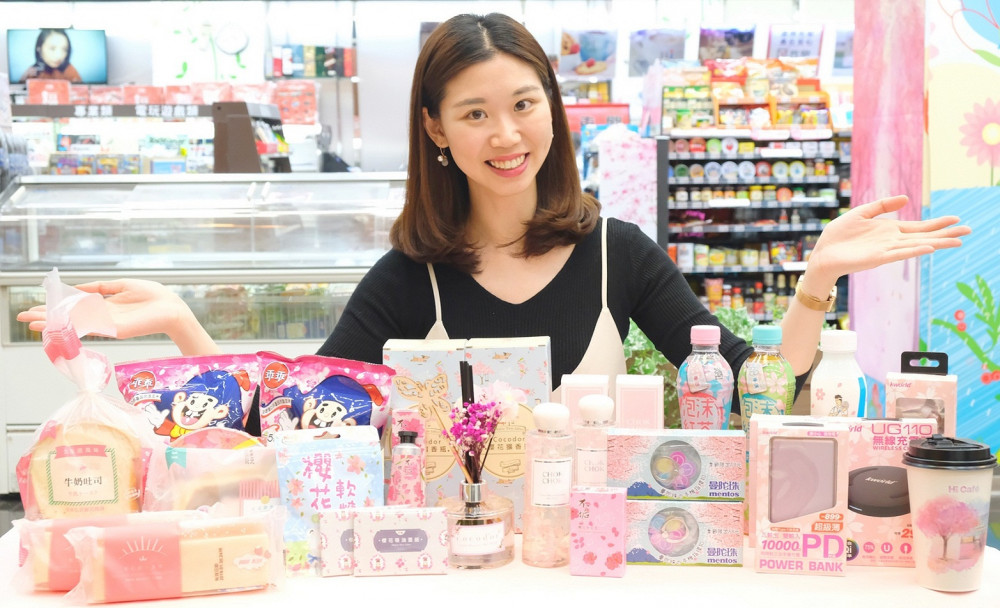 【圖一】萊爾富以《賞味櫻花祭》為新春拉開序幕，選以「台灣山櫻花」為設計靈感，推出各式櫻花集點商品、Hi Café五款櫻花杯與季節限定的櫻花包裝商品，提前帶來春日的溫暖粉