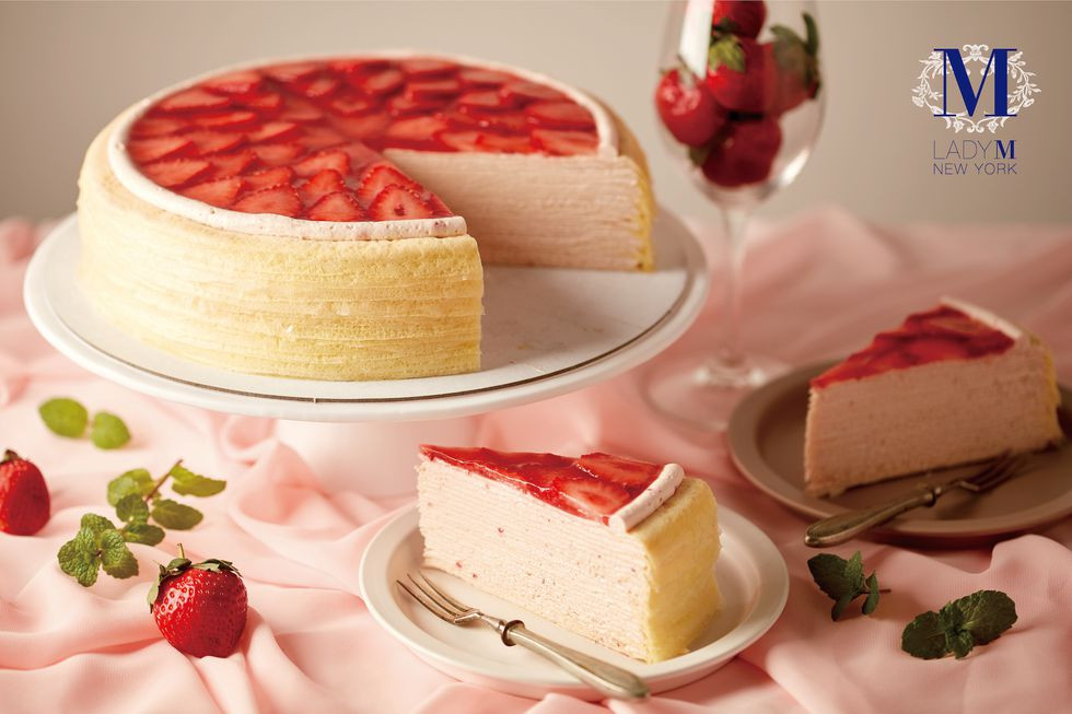 只在台灣lady-m才吃得到的-草莓香緹千層蛋糕-單片售價280元-9吋2-800元-二月份上市-視覺與味覺皆滿分-是春節回鄉最適合與家人分享的喜氣好兆頭-以草莓鮮奶油為基底-上層綴滿新鮮草
