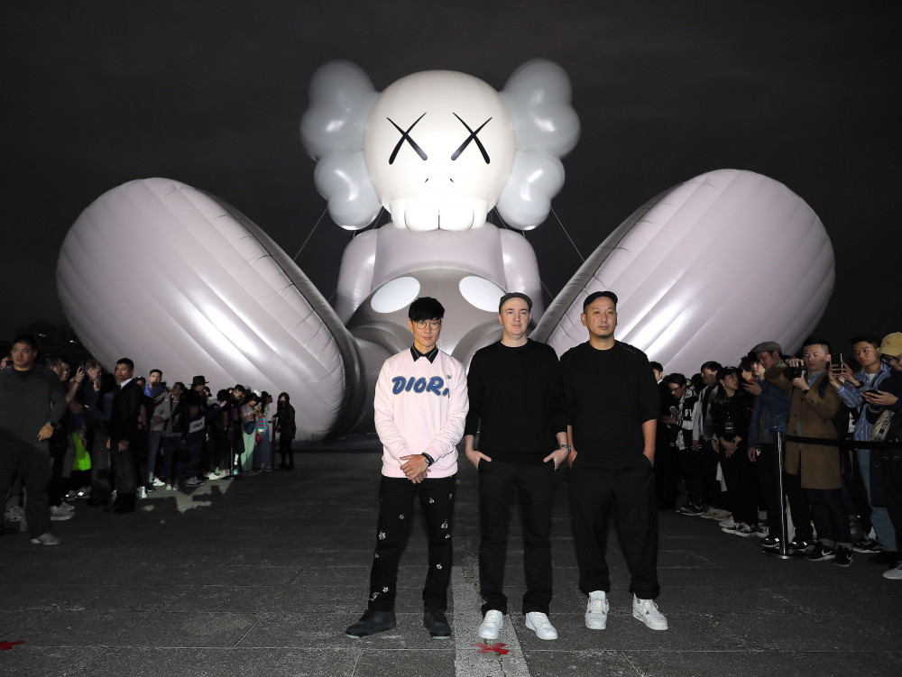 左起_主辦人林俊傑JJ、藝術家KAWS & 策展人SK Lam共同為KAWS:HOLIDAY台北站揭開序幕_3