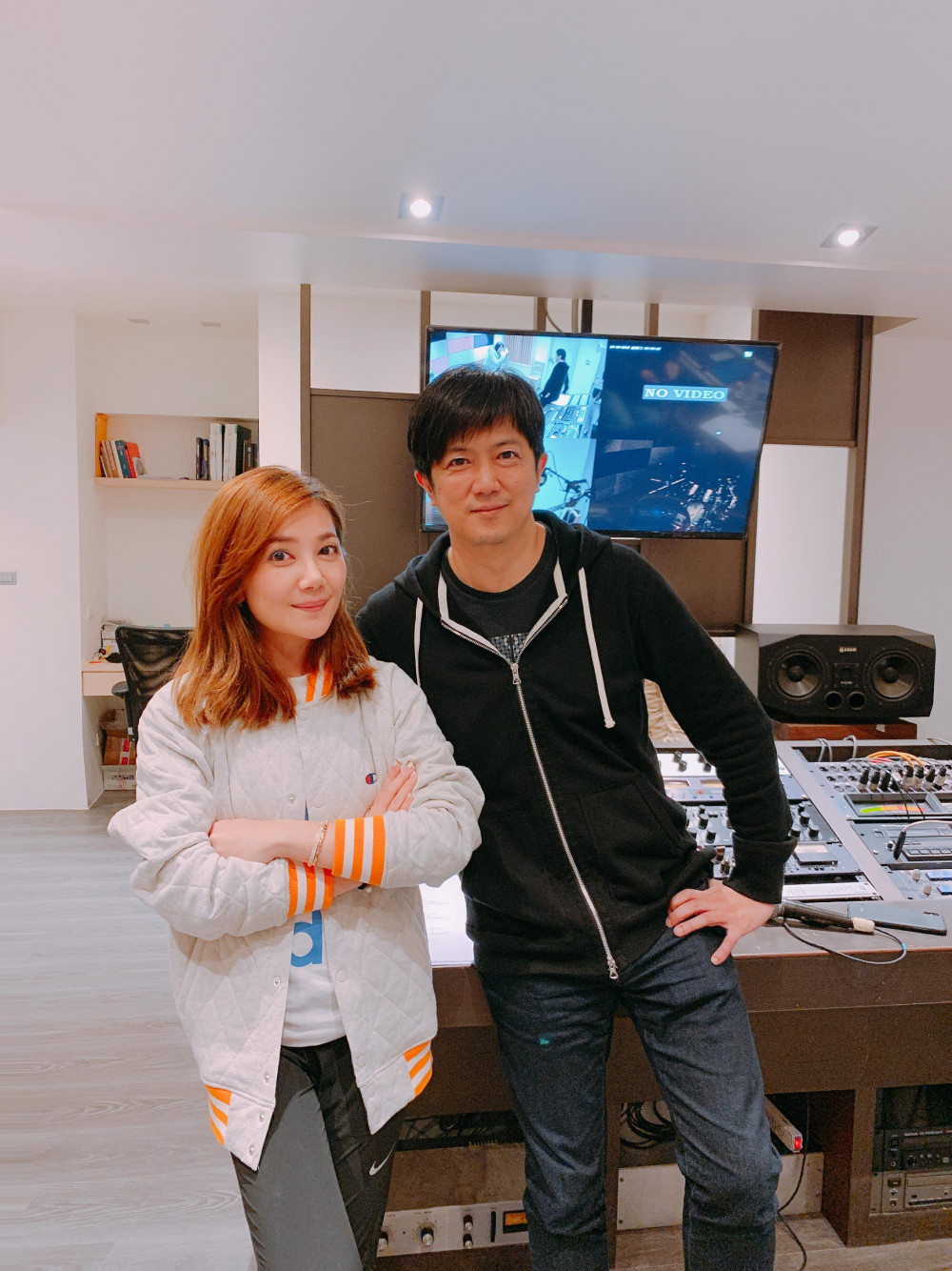 梁靜茹為《寒單》獻唱電影主題曲〈想都沒想過〉，右為電影音樂製作人侯志堅_想亮影藝提供